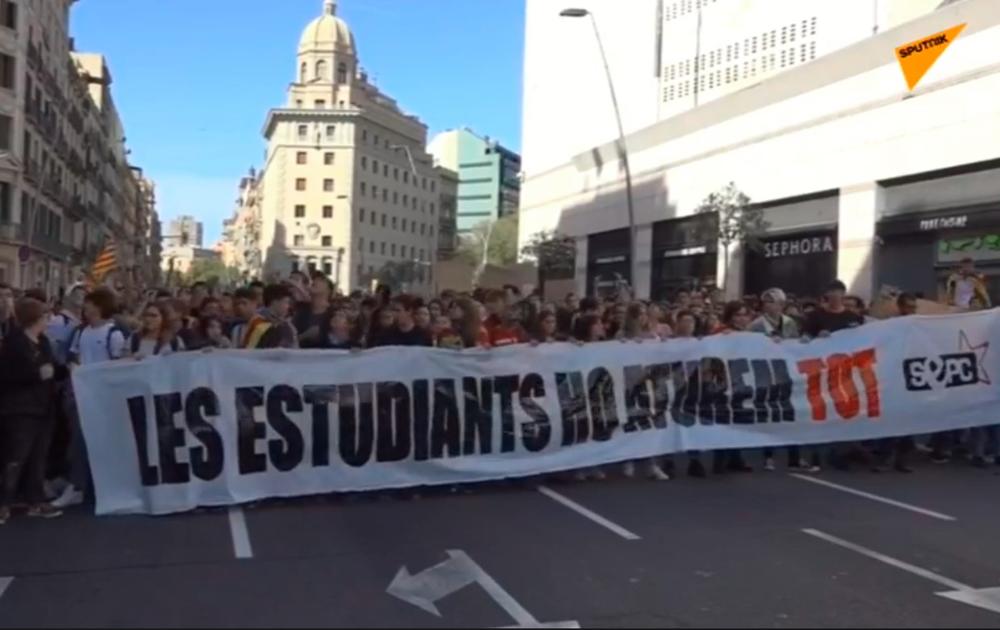4. STUDENTI SE PRIDRUŽILI PROTESTIMA: Hiljade Katalonaca izašle na ulice Barselone! (VIDEO UŽIVO)