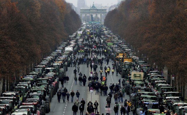 5.000 traktora krenulo ka Berlinu: Nezadovoljni radnici bore se protiv vlade