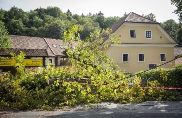 Словенија: Око 50 људи евакуисано из Шкофје Локе, стиже помоћ других држава