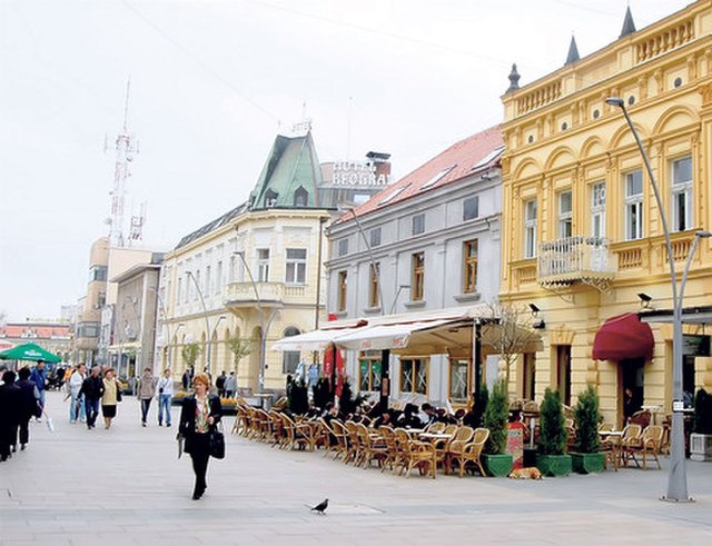 Чачак: Преко 500 матураната заиграло валцер на градском тргу у Чачку