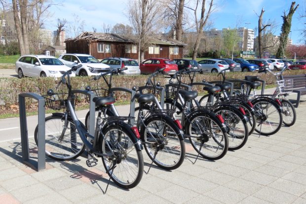 ЈКП „Паркинг сервис“ уручио 6 бицикала „Академском центру заштите животне средине и одрживог развоја“