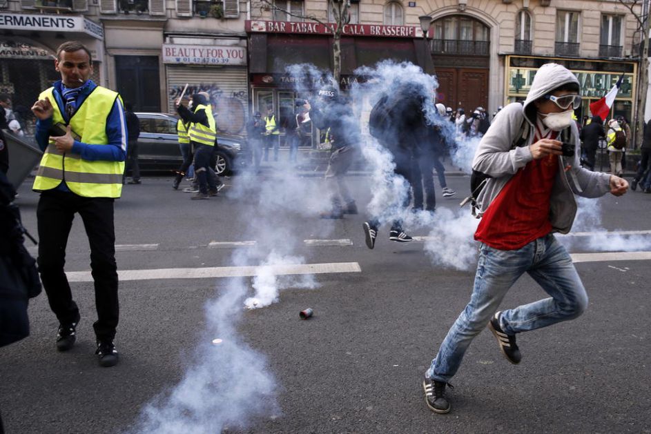 60.000 POLICAJACA ČUVA PARIZ ZBOG ŽUTIH PRSLUKA: Demonstranti ne odustaju od protesta, ali ne smeju da se približavaju Notr Damu
