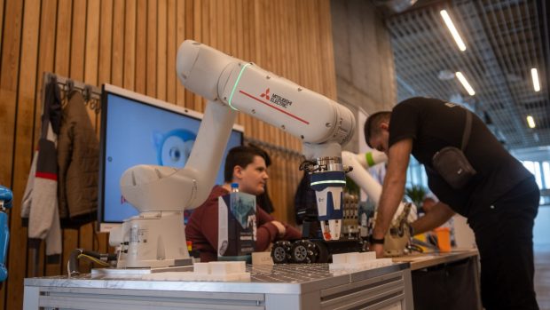 Основци из 63 школе на Републичком такмичењу у роботици „Знањем за будућност“