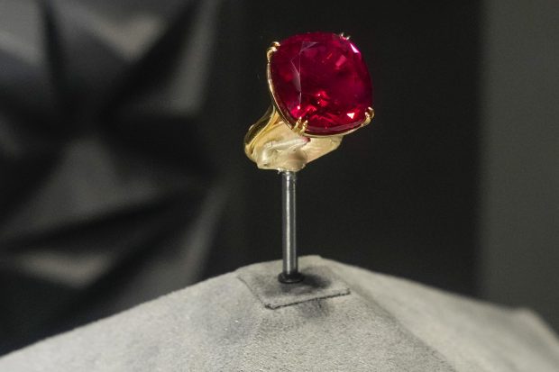 Ретки драгуљи, рубин и розе дијамант, продати за рекордних 65 милиона евра (ФОТО)