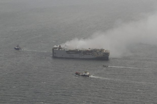 Теретни брод са новим аутомобилима горео 7 дана, пожар коначно угашен (ФОТО)