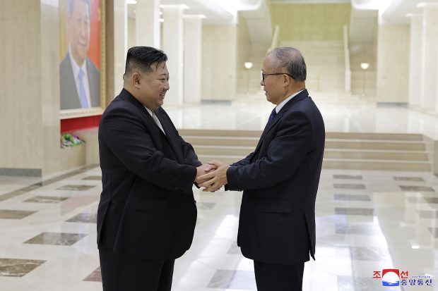 Ким Џонг-ун са делегацијом Кине поводом 70. годишњице завршетка Корејског рата