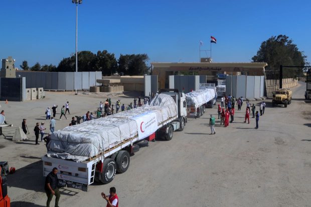 Још 75 камиона са хуманитарном помоћи стигло на прелаз Рафа ка Гази