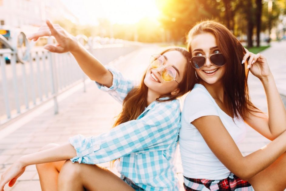 80-ih godina su ovu kombinaciju svi nosili, a sada je ponovo u trendu: Ženstveni modni izbor koji izdužuje noge