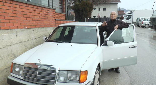 93-godišnji Tikomir Bešević i dalje vozi svoj Mercedes