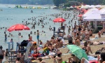 ADA PUNA, CENE PAPRENE: Beograđani pohrlili i na plažu i u kafiće