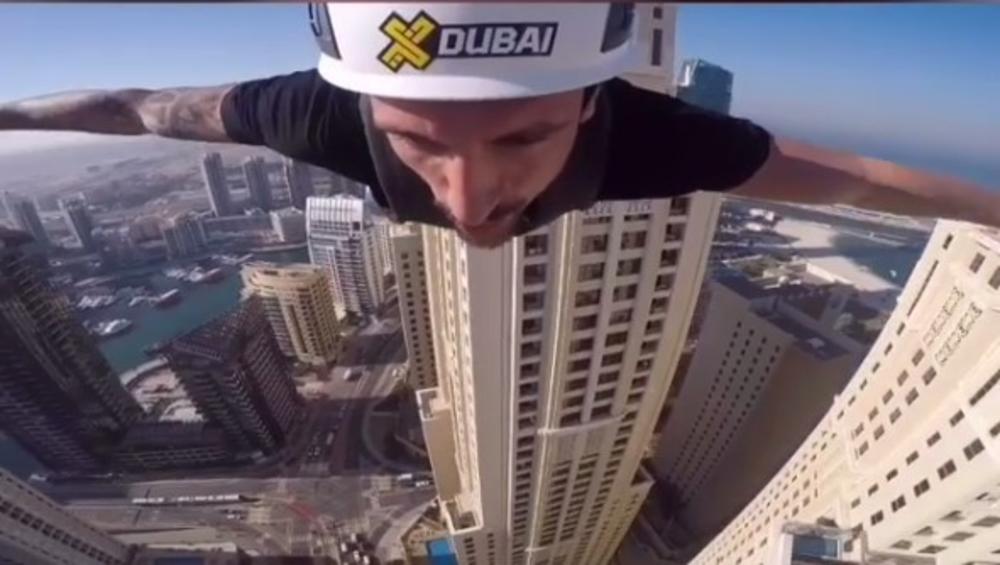 ADRENALIN NA MAKSIMUMU: Bivši fudbaler Partizana LETEO iznad Dubaija! Pogledajte lud način da se provede na odmoru (VIDEO)