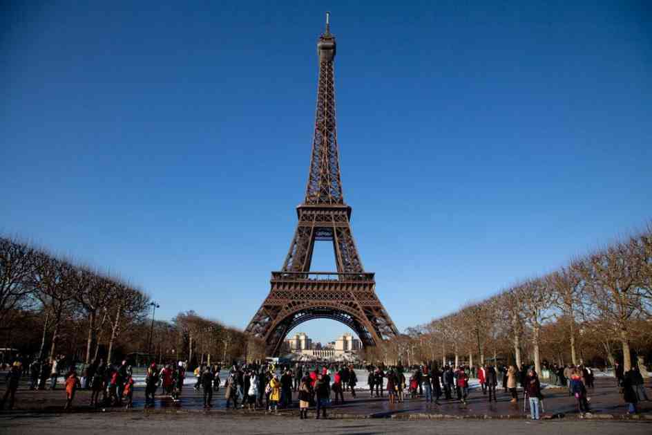 AJFELOV TORANJ DOBIJA POSEBNU ZAŠTITU: Evo šta će da  zameni ružnu metalnu ogradu oko simbola Pariza!