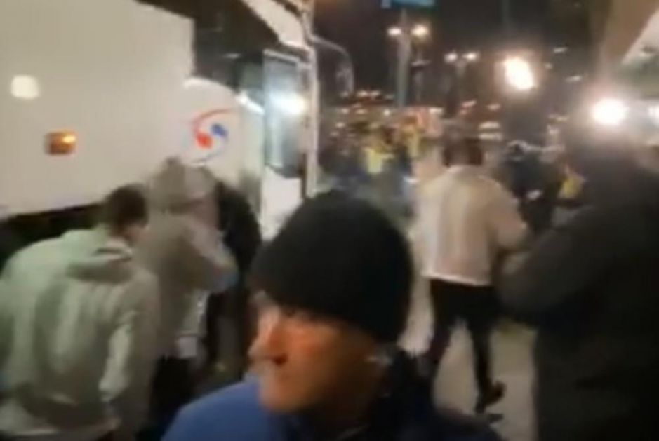 AJMO GROBARI DO POBEDE: Navijači dočekali fudbalere Partizana ispred stadiona u Hagu (VIDEO)
