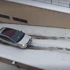 AJOJ! Probao je da izađe iz garaže po snegu - sa LETNJIM GUMAMA! Evo kako je prošao (VIDEO)