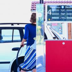 AKO ONA PREŽIVI... Na benzinskoj pumpi snimio SULUDU situaciju! Šta radi ova žena?! (VIDEO)