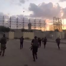 ALAHU AKBAR! Pogledajte dramatične kadrove juriša boraca Hamasa na teško utvrđeno izraelsko uporište (VIDEO)