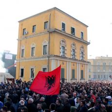 ALBANSKA DRSKOST NEMA GRANICE: Prete kaznama u Crnoj Gori onom ko ne istakne njihovu zastavu!