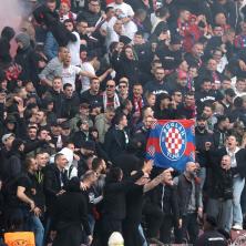 ALO, HRVATSKA ZVEZDO: Torcida na derbiju iznela transparent u kom Dinamo poredi sa crveno-belima