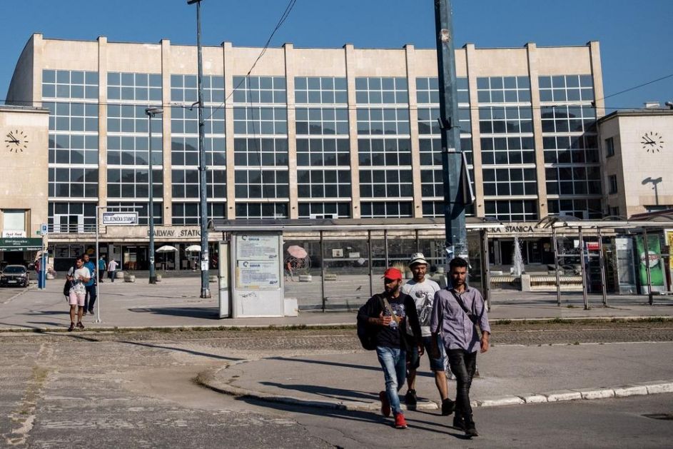 ALŽIRAC NOŽEM NAPAO POLICIJU U SARAJEVU: Migrant nasrnuo na patrolu kod železničke stanice!