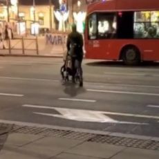 AMAN LJUDI!! Žena sa kolicima PRETRČAVA ULICU van pešačkog prelaza: Na žalost, to je naša svakodnevnica (VIDEO)