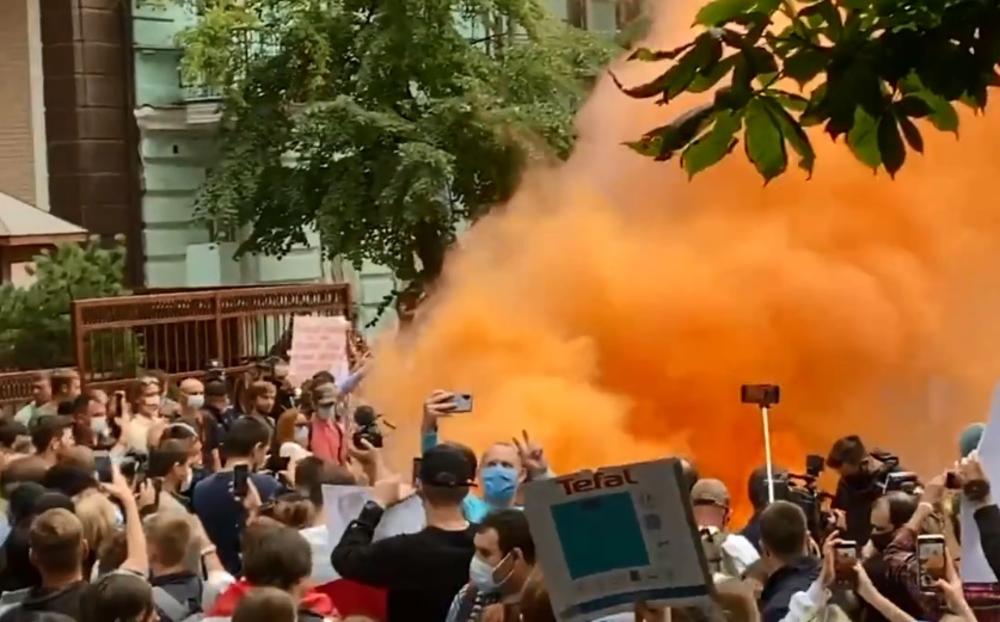 AMBASADE BELORUSIJE POD OPSADOM: U Kijevu bačena baklja, u Moskvi uhapšeni demonstrasti! (VIDEO)