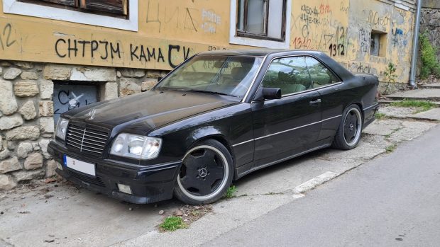Легендарни Мерцедес „AMG“ серије на улицама Сремске Каменице – откривамо колико вреди и одакле долази (ФОТО)
