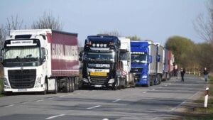 AMSS: Automobili čekaju pola sata na Preševu i Gostunu, kamioni do dva sata