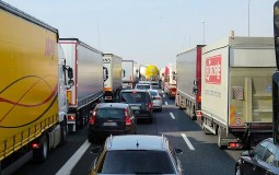 
					AMSS: Kamioni na prelazu Batrovci čekaju šest, a na prelaz Horgoš tri časa 
					
									