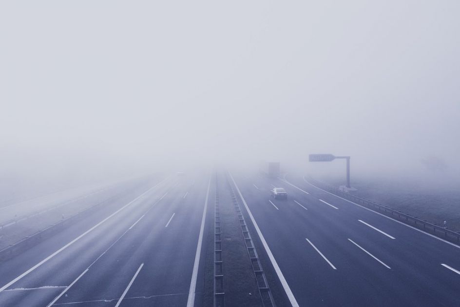 AMSS: Magla otežava saobraćaj