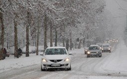 
					AMSS: Nove snežne padavine dodatno otežavaju vožnju 
					
									