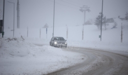 AMSS: Otežan saobraćaj zbog snega u višim predelima