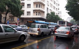 
					AMSS: Otežano odvijanje saobraćaja zbog kiše i morkih kolovoza 
					
									
