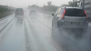 AMSS: Promenljivi uslovi vožnje usled nestabilnog vremena sa kišom i jakim vetrom