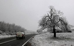 
					AMSS: Putevi prohodni, sneg usporava saobraćaj 
					
									