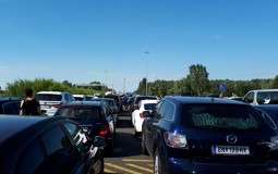 
					AMSS: Putnička vozila sat i po na Horgošu 2 i pola sata na Horgošu 1 
					
									