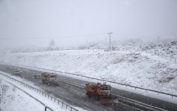 
					AMSS: Sneg i led otežavaju saobraćaj 
					
									