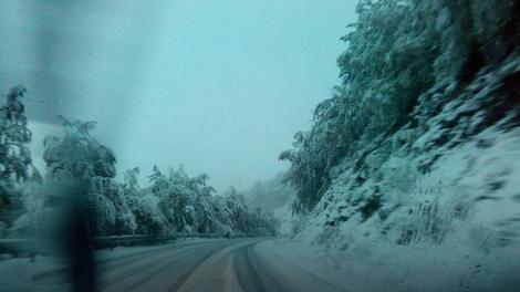AMSS: Zbog snega otežan saobraćaj kod Ivanjice, Sjenice, na Zlatiboru...