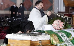 
					AP: Hiljade na sahrani patrijarha Irineja, mnogi ignorisali mere protiv koronavirusa 
					
									