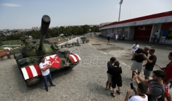 AP: Navijači Crvene zvezde pozdravili simbol rata - tenk korišćen tokom krvavog raspada ...