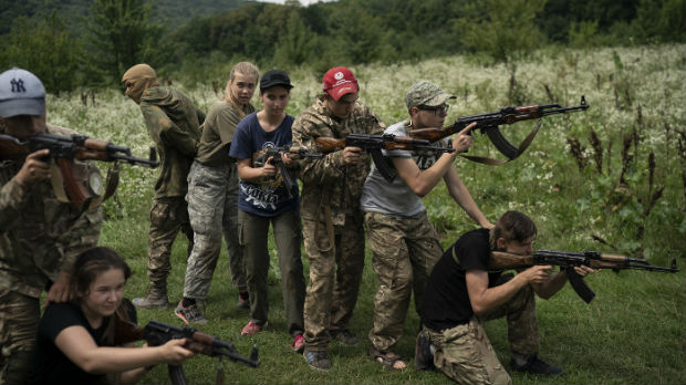 AP: U nacionalističkom kampu u Ukrajini uče decu da ubijaju