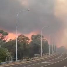 KAD SE SPOJE LOKDAUN I STRAŠNI POŽARI: Izgorelo 70 kuća, ljudi beže u panici (FOTO/VIDEO)