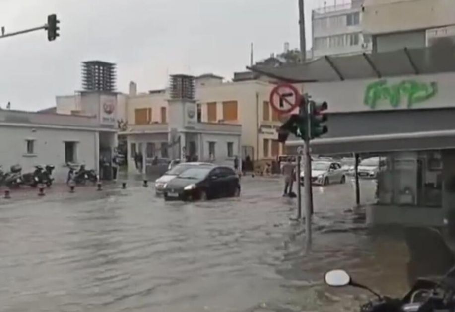 APOKALIPSA U SOLUNU Jako nevreme pogodilo grad, automobili plivaju na ulicama (VIDEO)