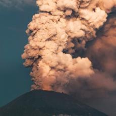 APOKALIPTIČNE SCENE: Velika erupcija vulkana na Pacifiku, ogromni talasi pogodili ostrvo Tonga (FOTO/VIDEO)