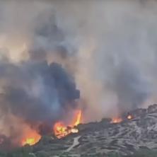 APOKALIPTIČNI POŽAR GUTA GRČKI GRAD: Kuće i vozila nestaju u plamenu - pričinjena katastrofalna materijalna šteta (VIDEO)