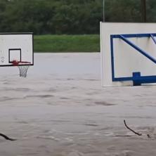 APOKALIPTIČNI PRIZORI NABUJALE SAVE: Građani pomažu u odbrani od poplava (VIDEO)