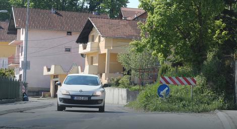 APSURD Gužve i kolone automobila zbog imovinsko-pravnih zavrzlama na Paprikovcu: Jedno dvorište zauzelo pola puta