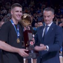 ARENA SVE ZAPANJILA: Počela dodela trofeja Partizanu i - na TV ekranima je UPRAVO TO prikazano (FOTO)
