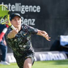ATP MOSKVA: Kecmanović rutinski do osmine finala