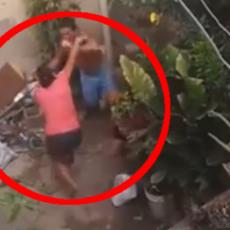 AU, AL GA JE OPAUČILA! Mladić i devojka se TUKLI u romskom naselju! Ovo batinanje je HIT! (VIDEO)