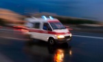 AUTOM SLETELI U JARAK: Poginuo muškarac, dvoje teško povređeno
